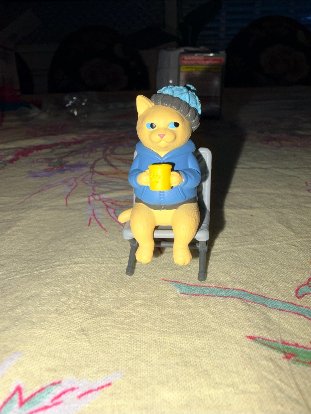 Camping Cats-Japanese blind box figurine
Yellow cat with blue coat